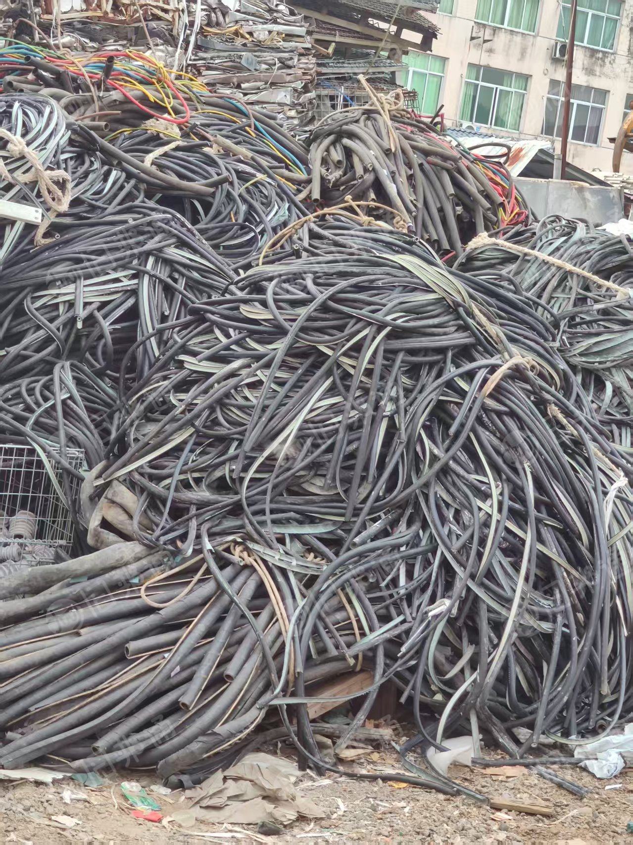 出售橡胶电线皮废料，有纯黑和花色