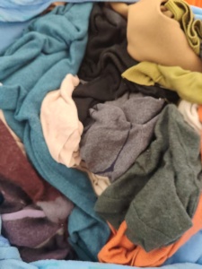 长期出售毛衣统货，羊毛的，粗毛，细毛，羊绒的都有，现货有十几吨，在山东潍坊