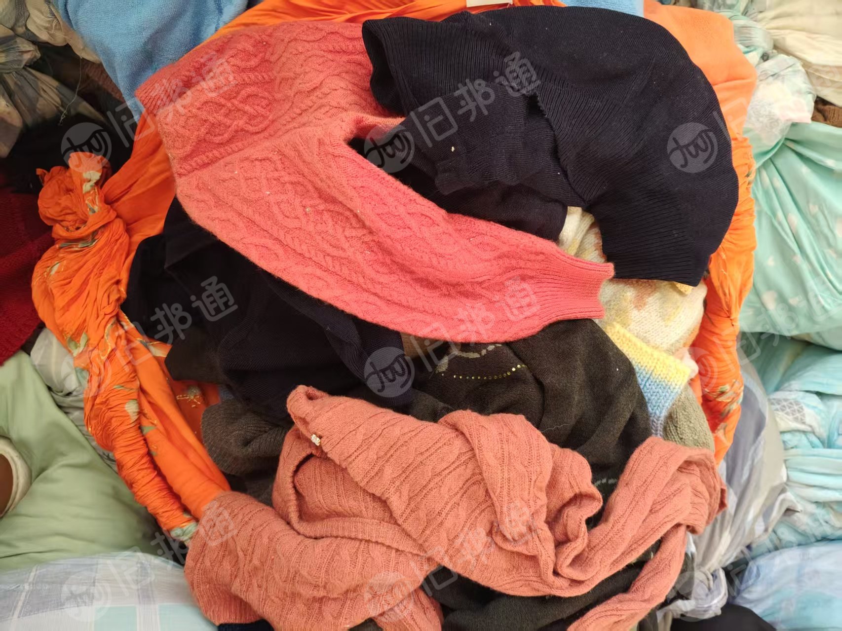 长期出售毛衣统货,羊毛的,粗毛,细毛,羊绒的都有,现货有十几吨,在山东潍坊