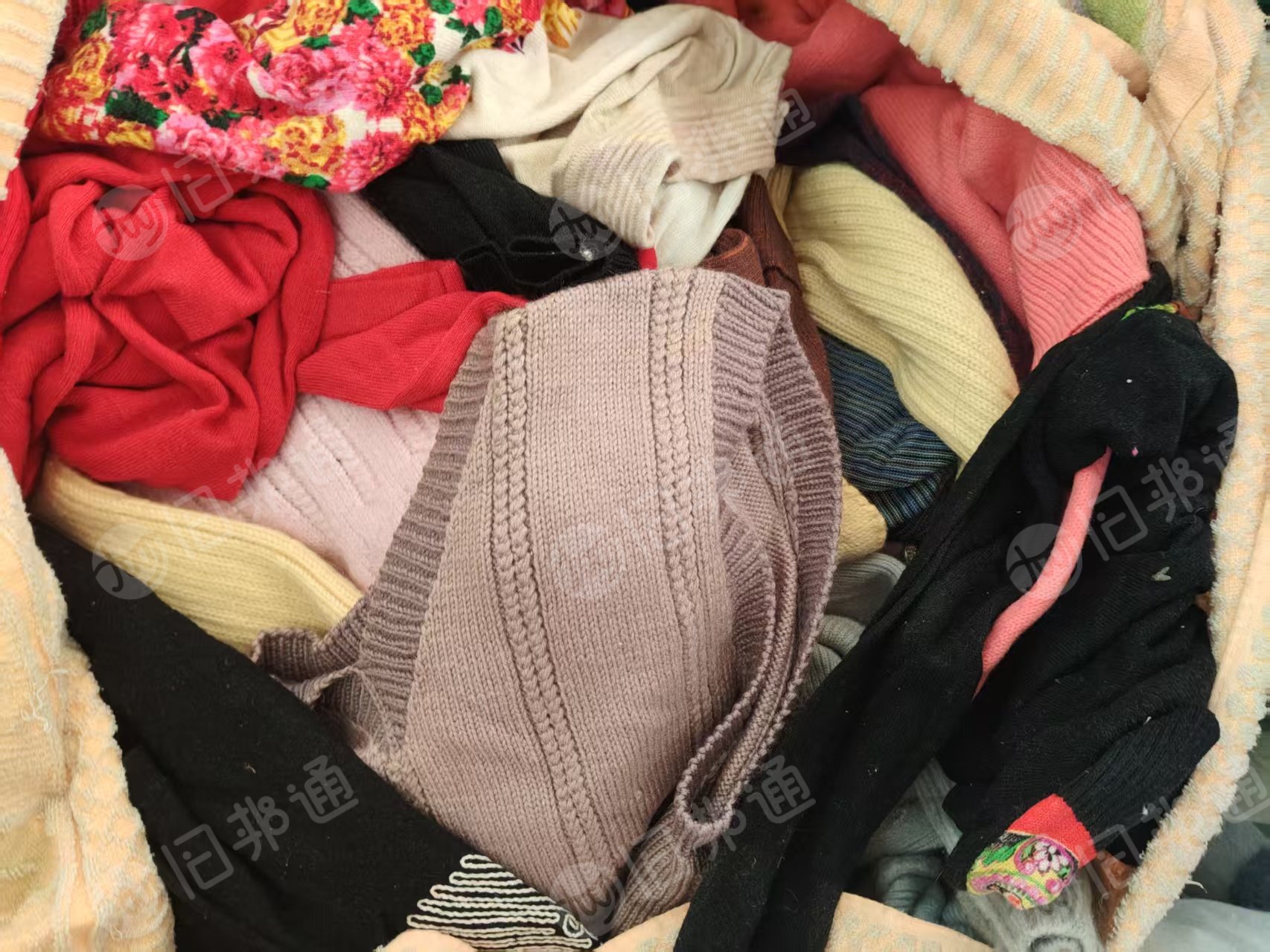 长期出售毛衣统货，羊毛的，粗毛，细毛，羊绒的都有，现货有十几吨，在山东潍坊