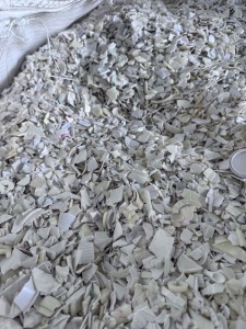 出售ABS破碎料，化妆品盖子破碎的，干破过盐水，过了一遍分色机，冲击10个左右，现货30吨