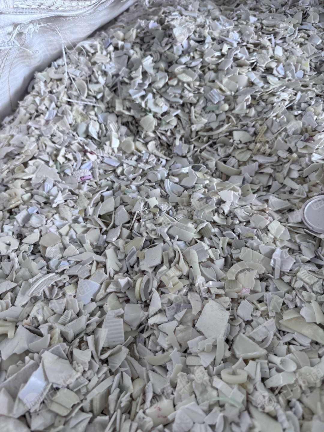 出售ABS破碎料，化妆品盖子破碎的，干破过盐水，过了一遍分色机，冲击10个左右，现货30吨