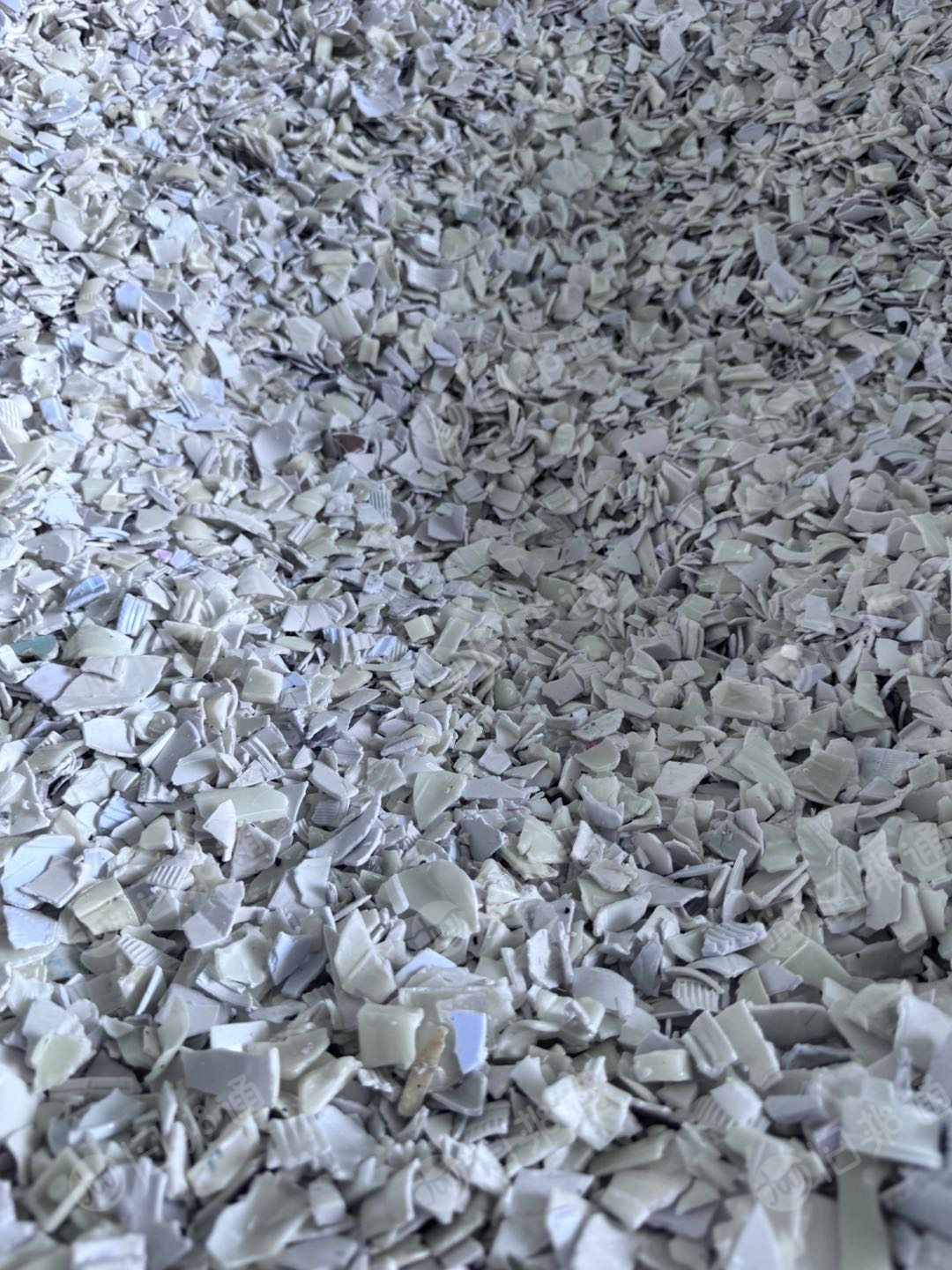 出售ABS破碎料，化妆品盖子破碎的，干破过盐水，过了一遍分色机，冲击10个左右，现货30吨