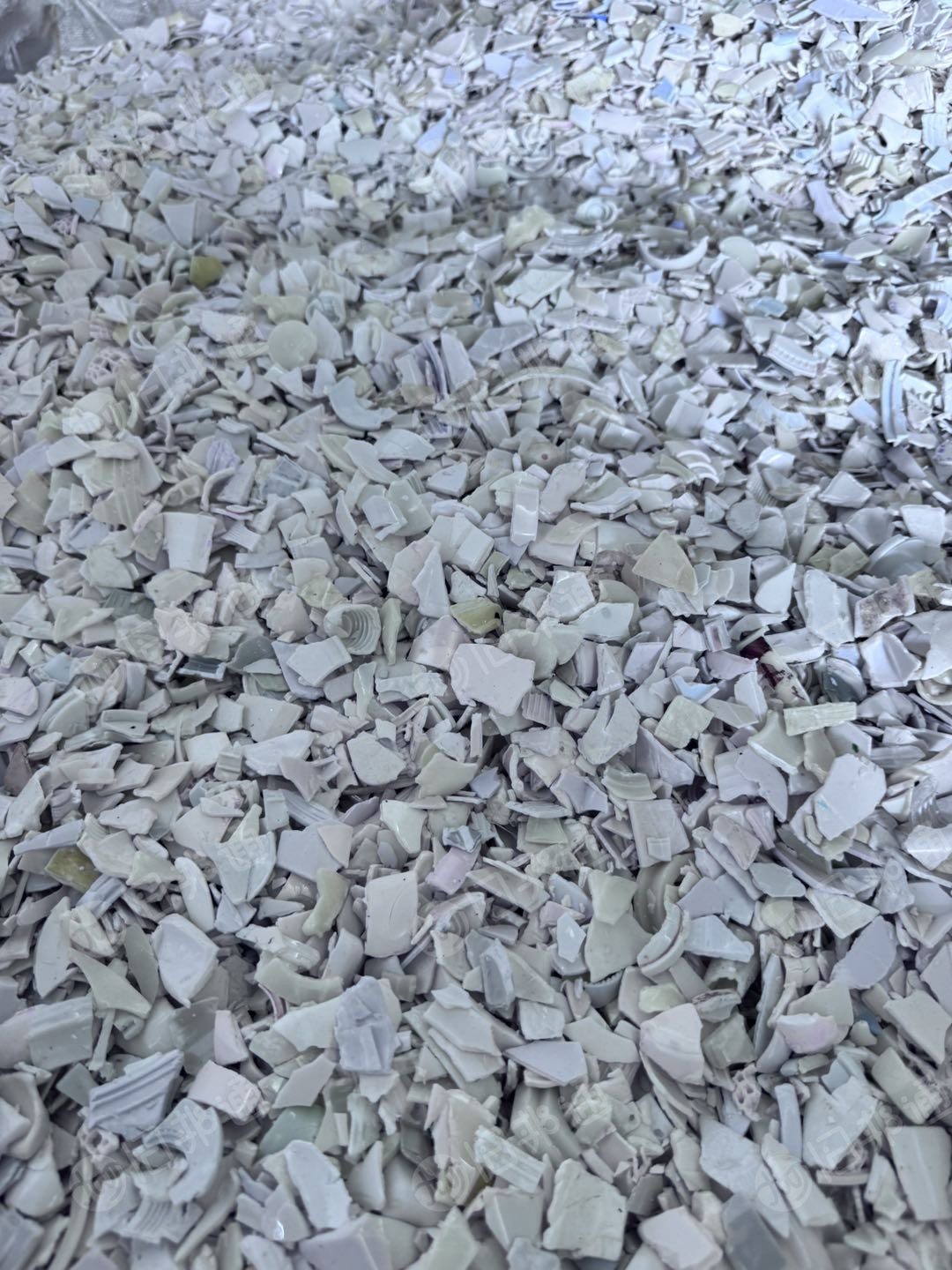 出售ABS破碎料，化妆品盖子破碎的，干破过盐水，过了一遍分色机，冲击10个左右，现货30吨
