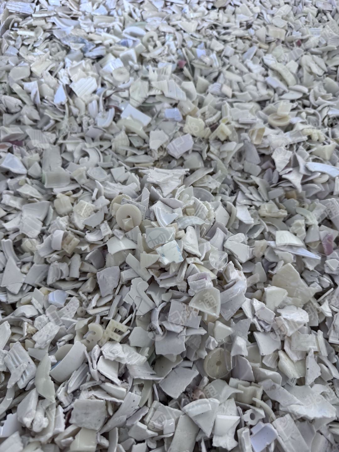 出售ABS破碎料，化妆品盖子破碎的，干破过盐水，过了一遍分色机，冲击10个左右，现货30吨