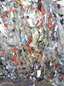 出售塑料杂膜炼油料，含有一点pet的料在里面，月供2000吨