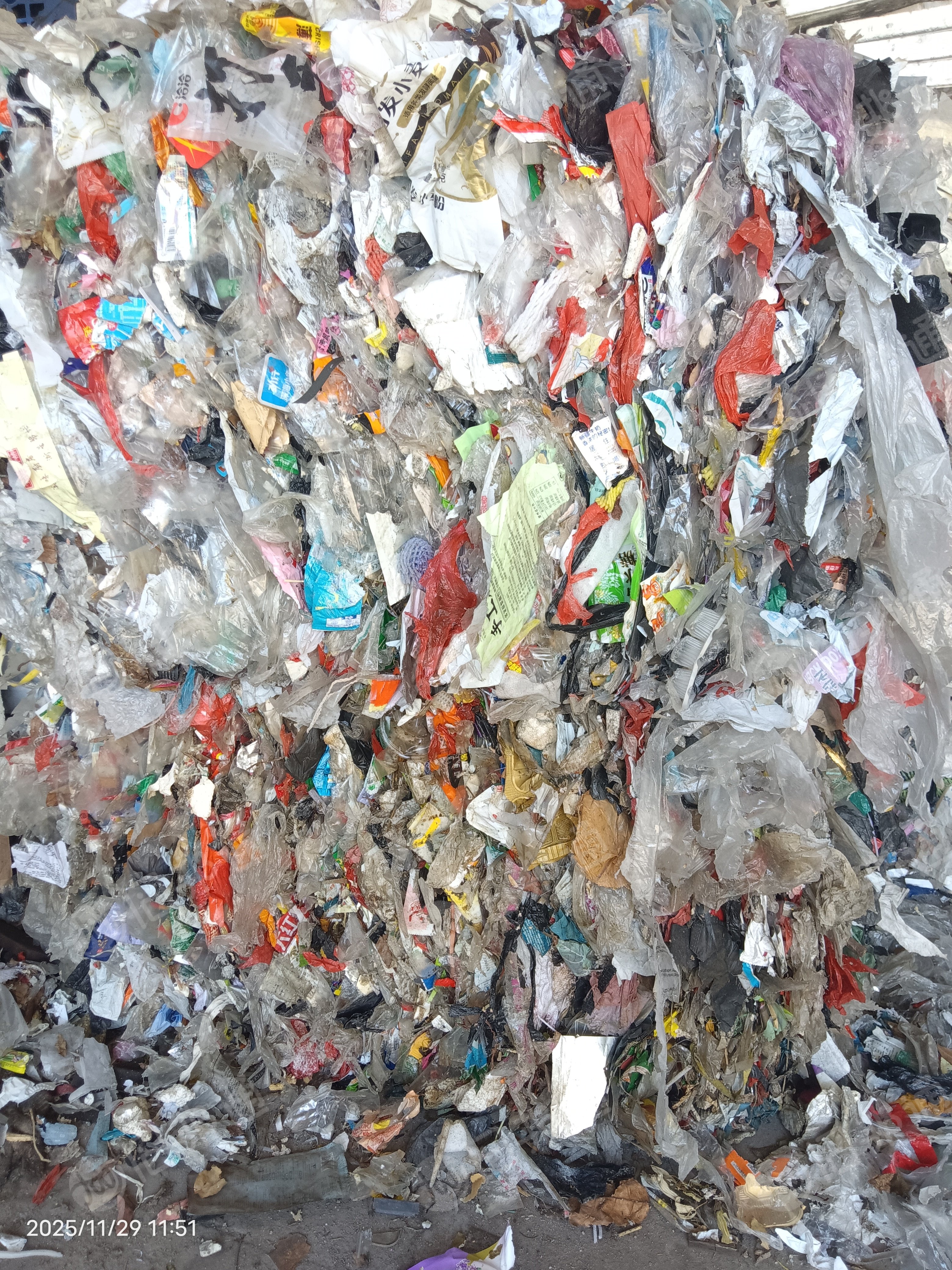 出售塑料杂膜炼油料，含有一点pet的料在里面，月供2000吨