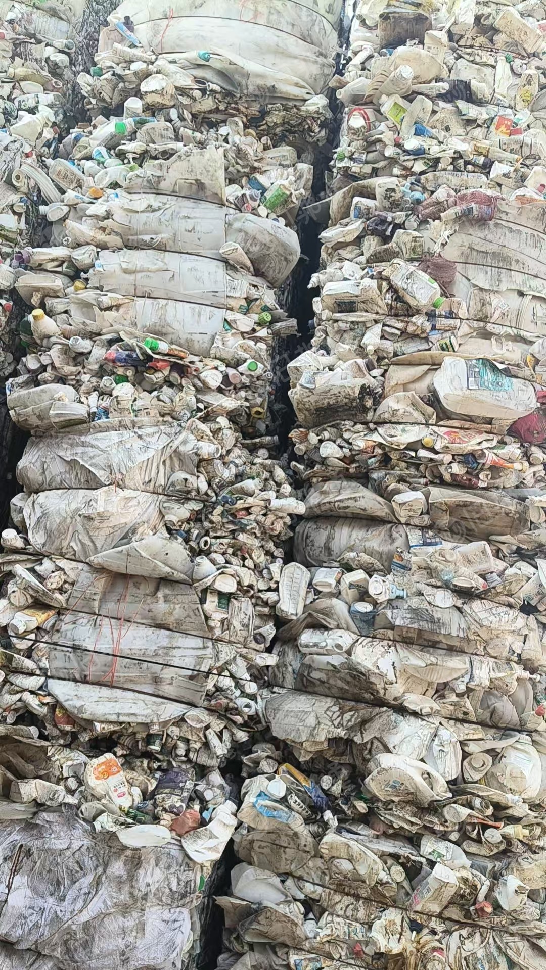 出售白乙压块料，大小白混打的，现货30吨