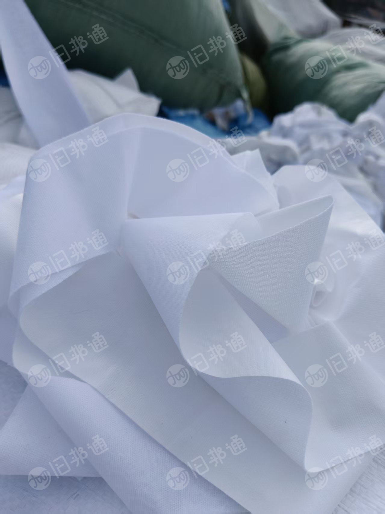 长期出售梭织漂白废布，涤纶材质，涤纶废布，可以开花用，月供100多吨，货在山东泰安