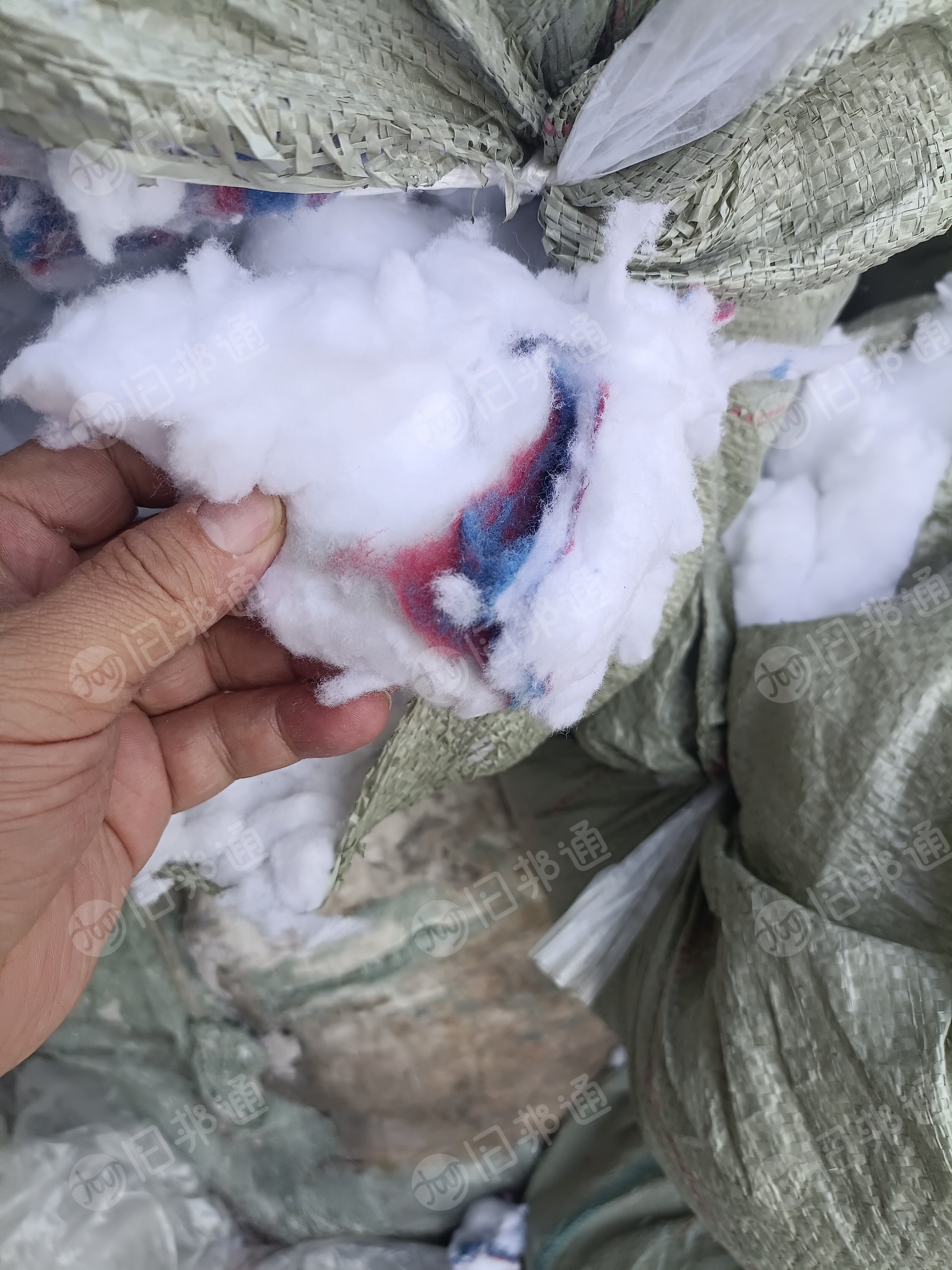 长期出售毛巾厂下来的纯棉飞花，烘干机吹出来的，有白色的杂色的，每个月有20吨，货在江苏淮安