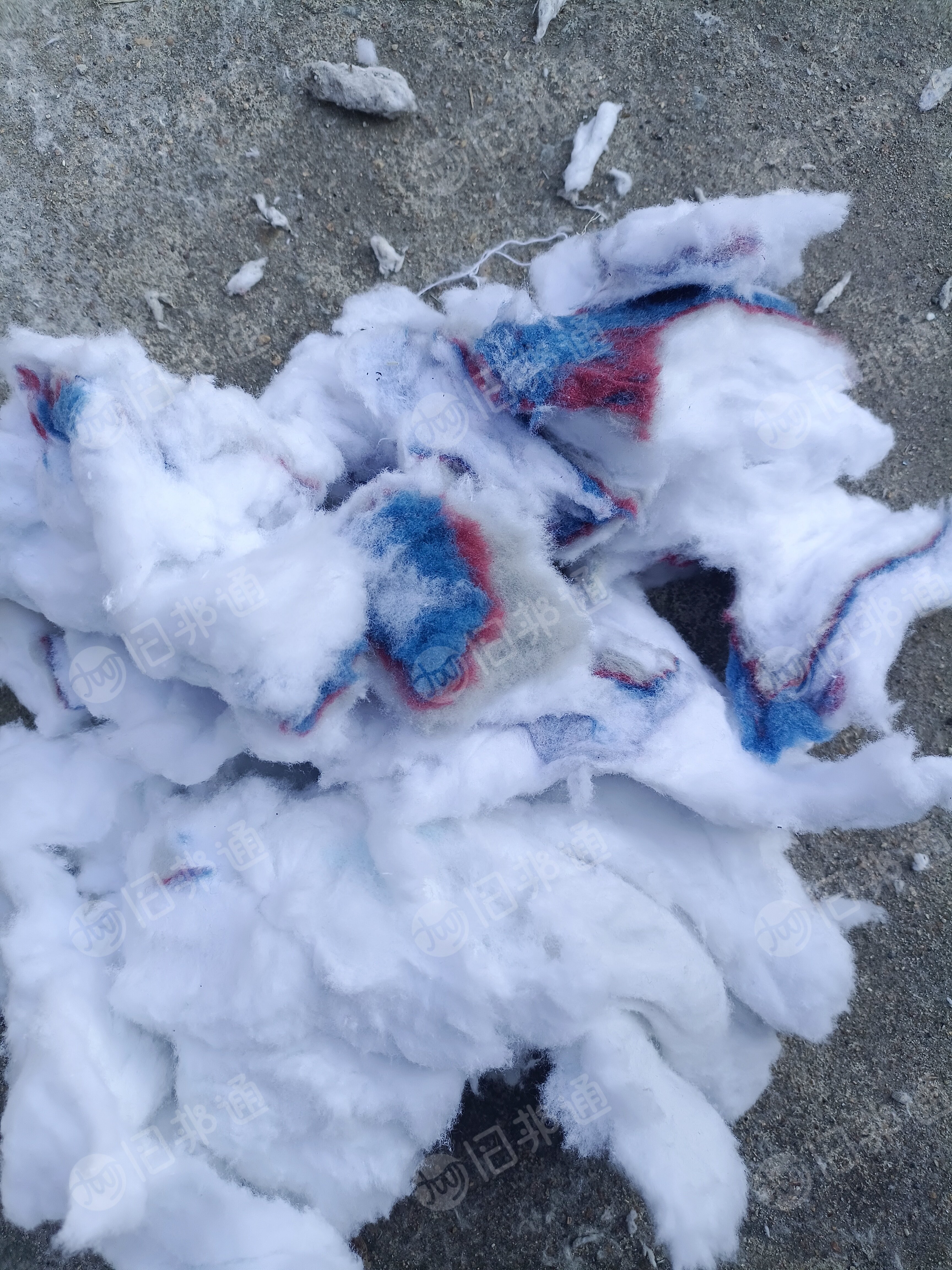 长期出售毛巾厂下来的纯棉飞花，烘干机吹出来的，有白色的杂色的，每个月有20吨，货在江苏淮安