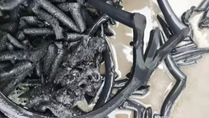 出黑色EVA发泡料，EVA鸡爪料，可造粒用，免费拉，够车装走