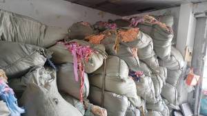 长期出售化纤废布，带轻浆的涤纶废布，床单被罩边角料，轻浆涤纶布，现货十吨