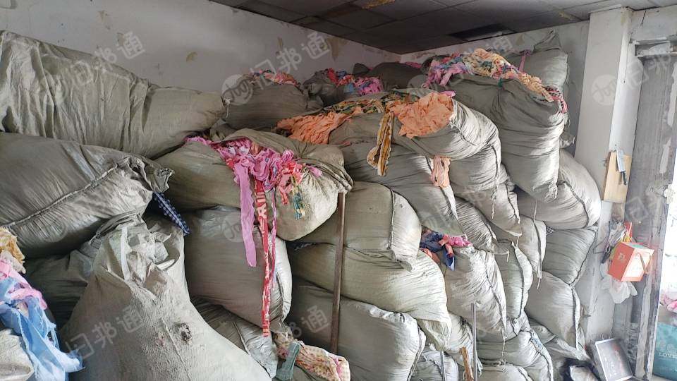 长期出售化纤废布,带轻浆的涤纶废布,床单被罩边角料,轻浆涤纶布,现货十吨