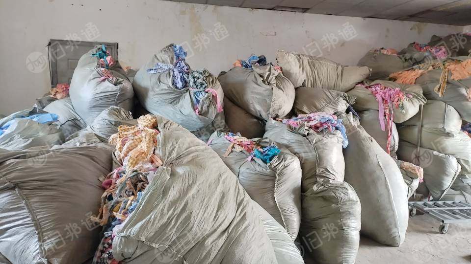 长期出售化纤废布，带轻浆的涤纶废布，床单被罩边角料，轻浆涤纶布，现货十吨