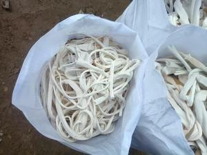 长期出售染厂下来的氨纶废布，氨纶边角料，百分之30含胶，现货十多吨