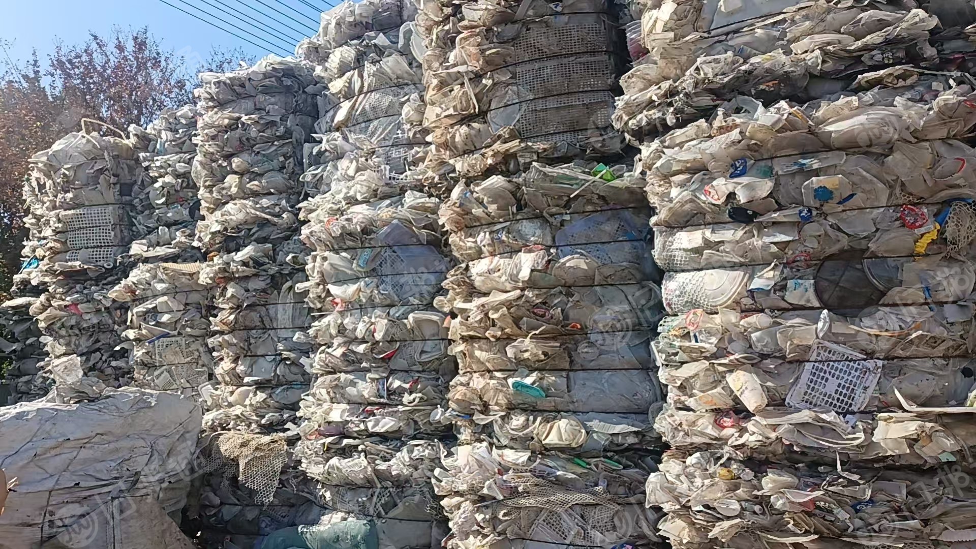 出售餐盒压块，有带一点奶茶杯，现货20/30吨