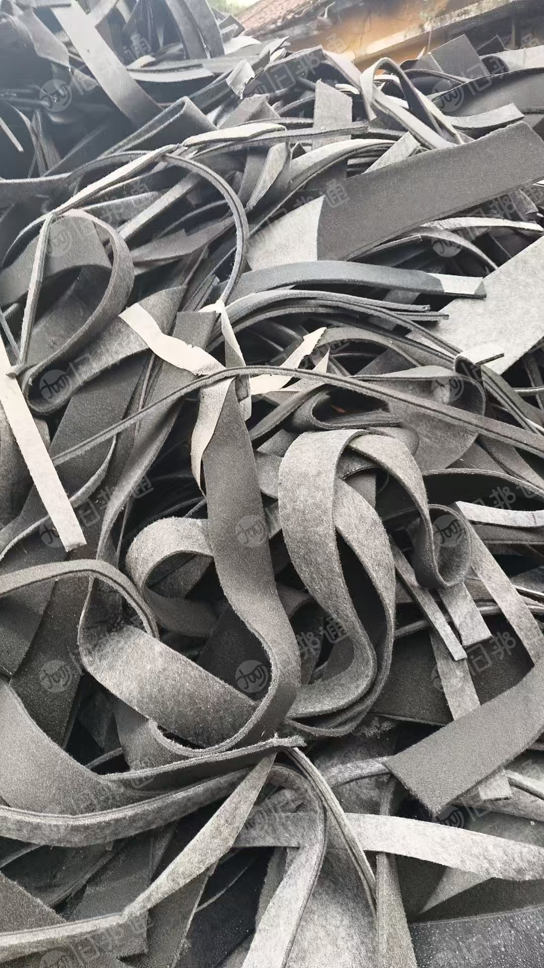 长期出售地毯边角料，汽车内饰边角料，可以开花用，月供30吨，货在广东广州