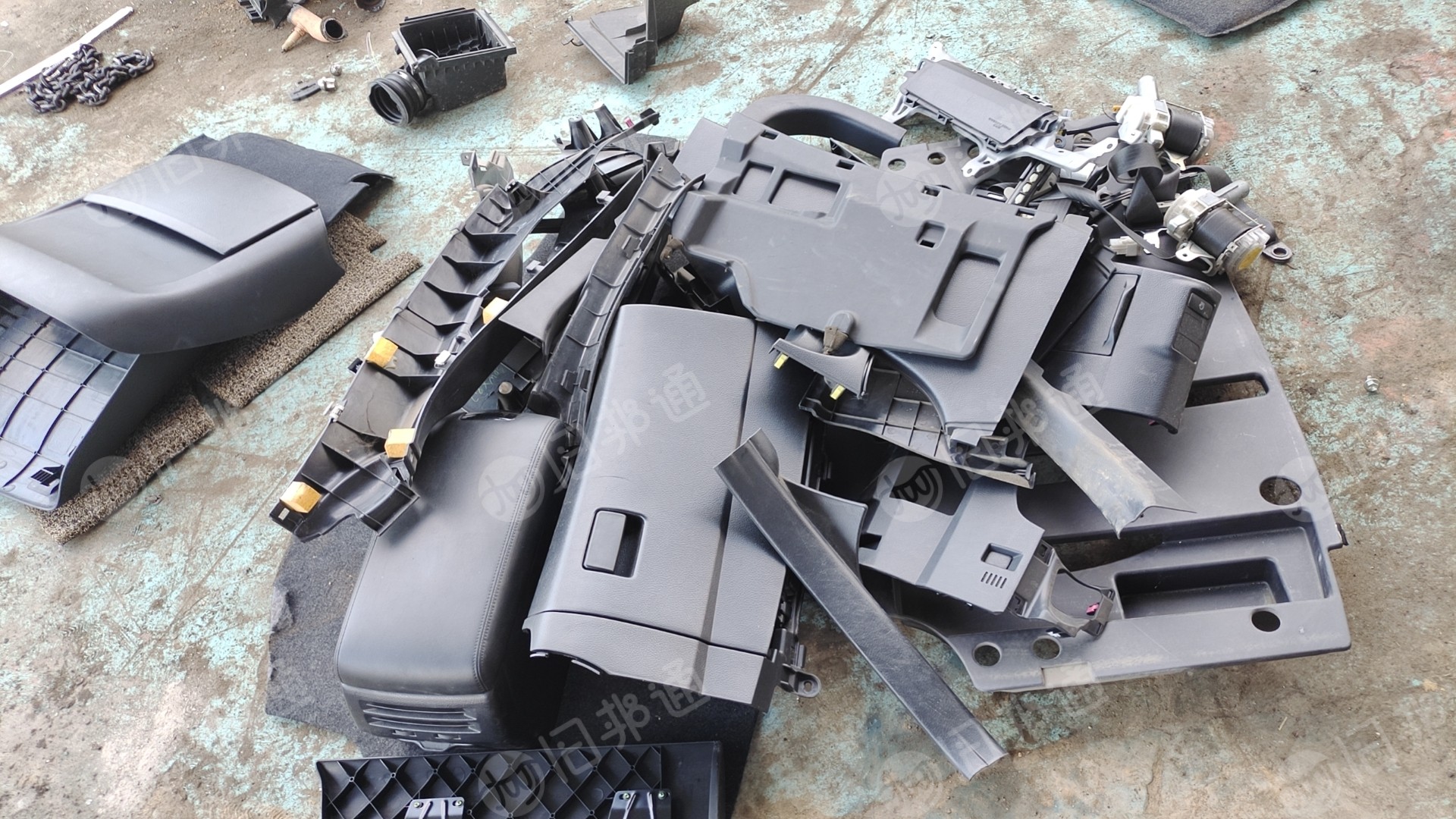 出售汽车内饰的毛料，汽报废车拆解