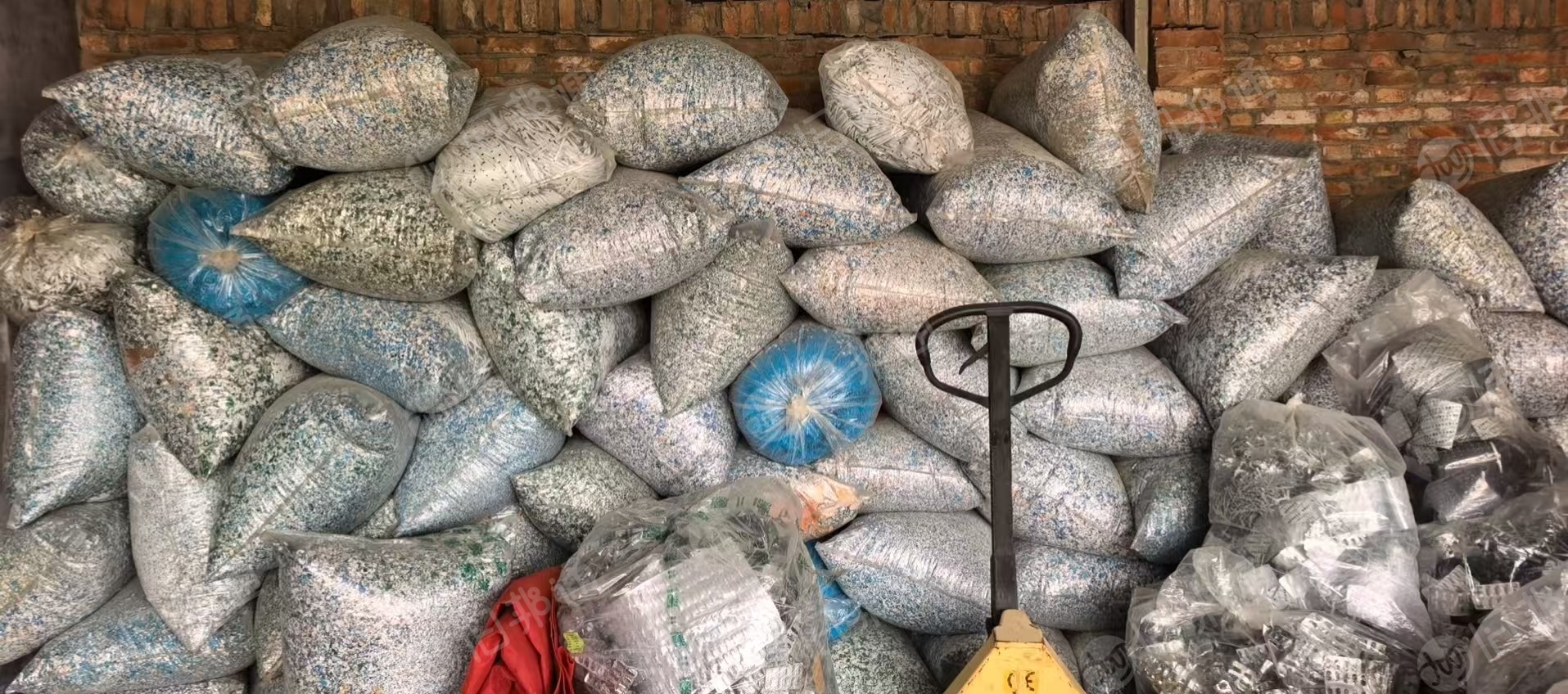 出售感冒冲剂包装袋粉碎料，可炼油，长期有货