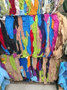 长期出售彩色PP无纺布，人工分拣过，打包机压块，能直接上机做