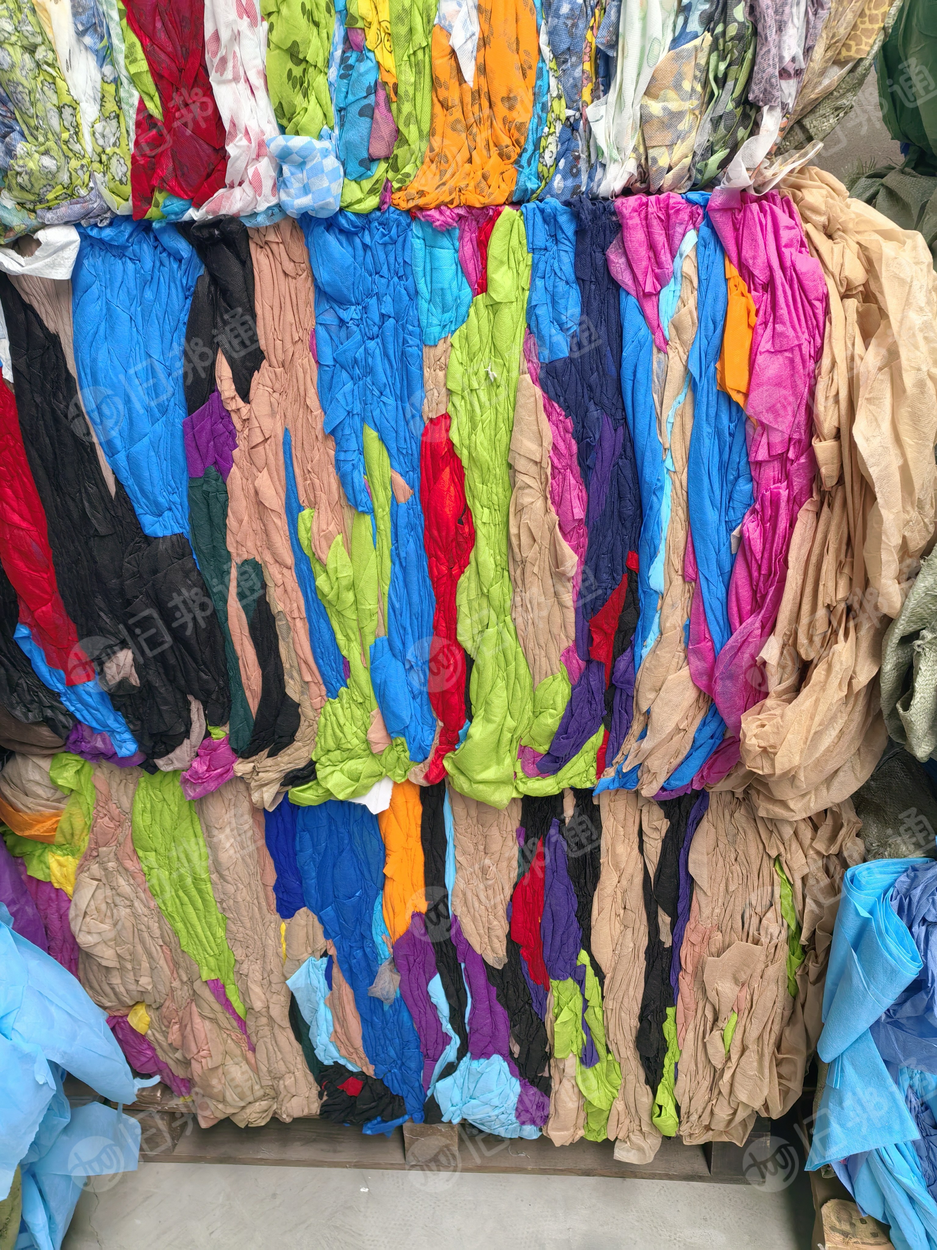 长期出售彩色PP无纺布，人工分拣过，打包机压块，能直接上机做