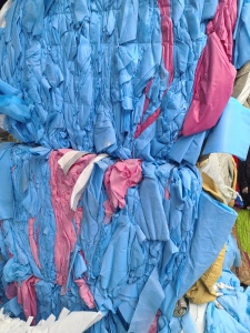 长期出售淋膜无纺布边角料，PP+PE，彩色的，白色的都有，人工分拣过，打包机压块，能直接上机