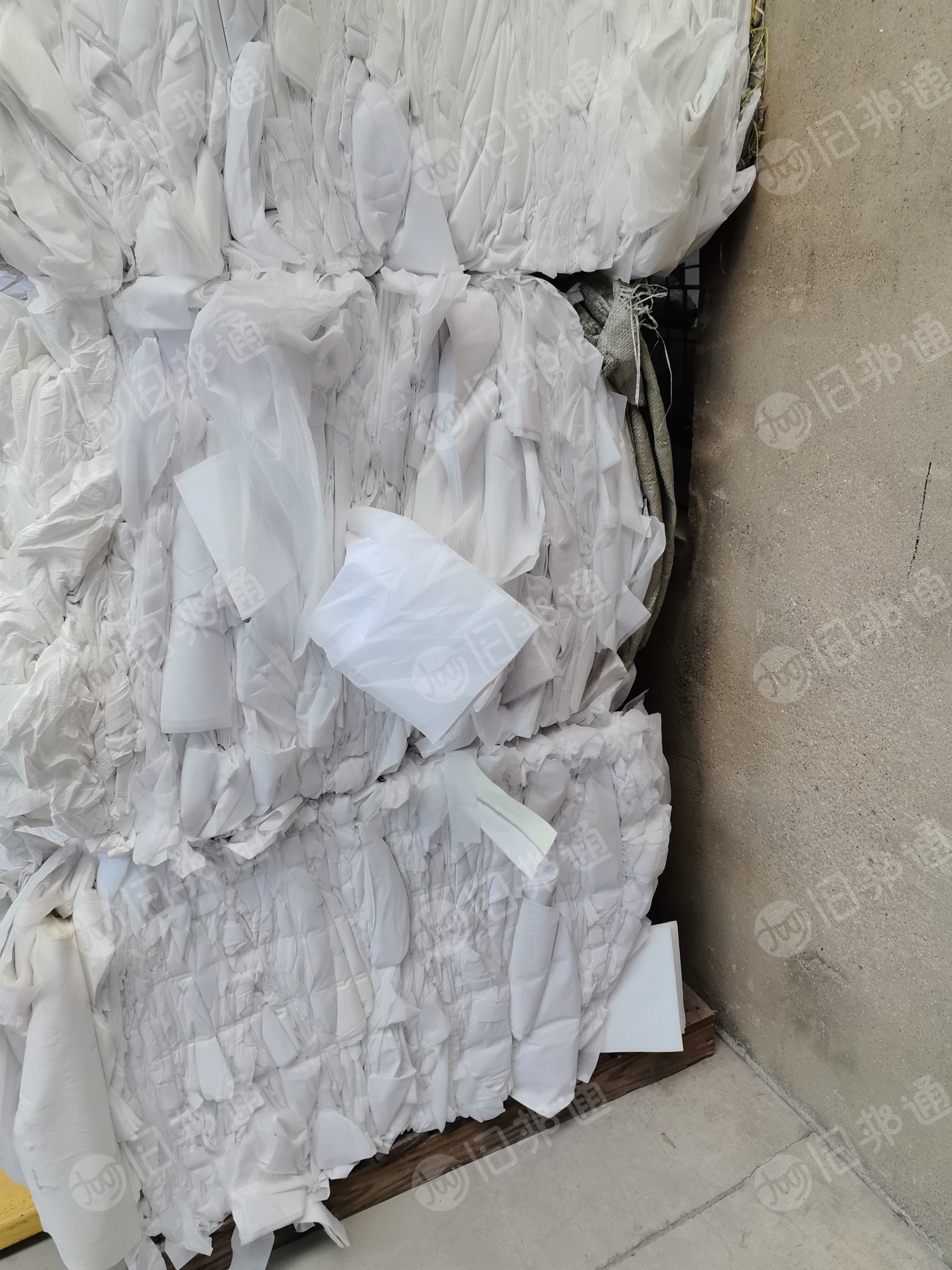 长期出售淋膜无纺布边角料，PP+PE，彩色的，白色的都有，人工分拣过，打包机压块，能直接上机