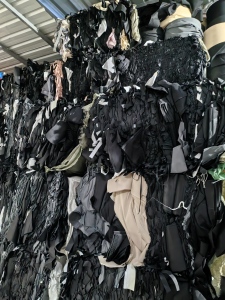 长期出售PP无纺布边角料，人工分拣过，打包机压块，能直接上机，白色的，彩色的都有