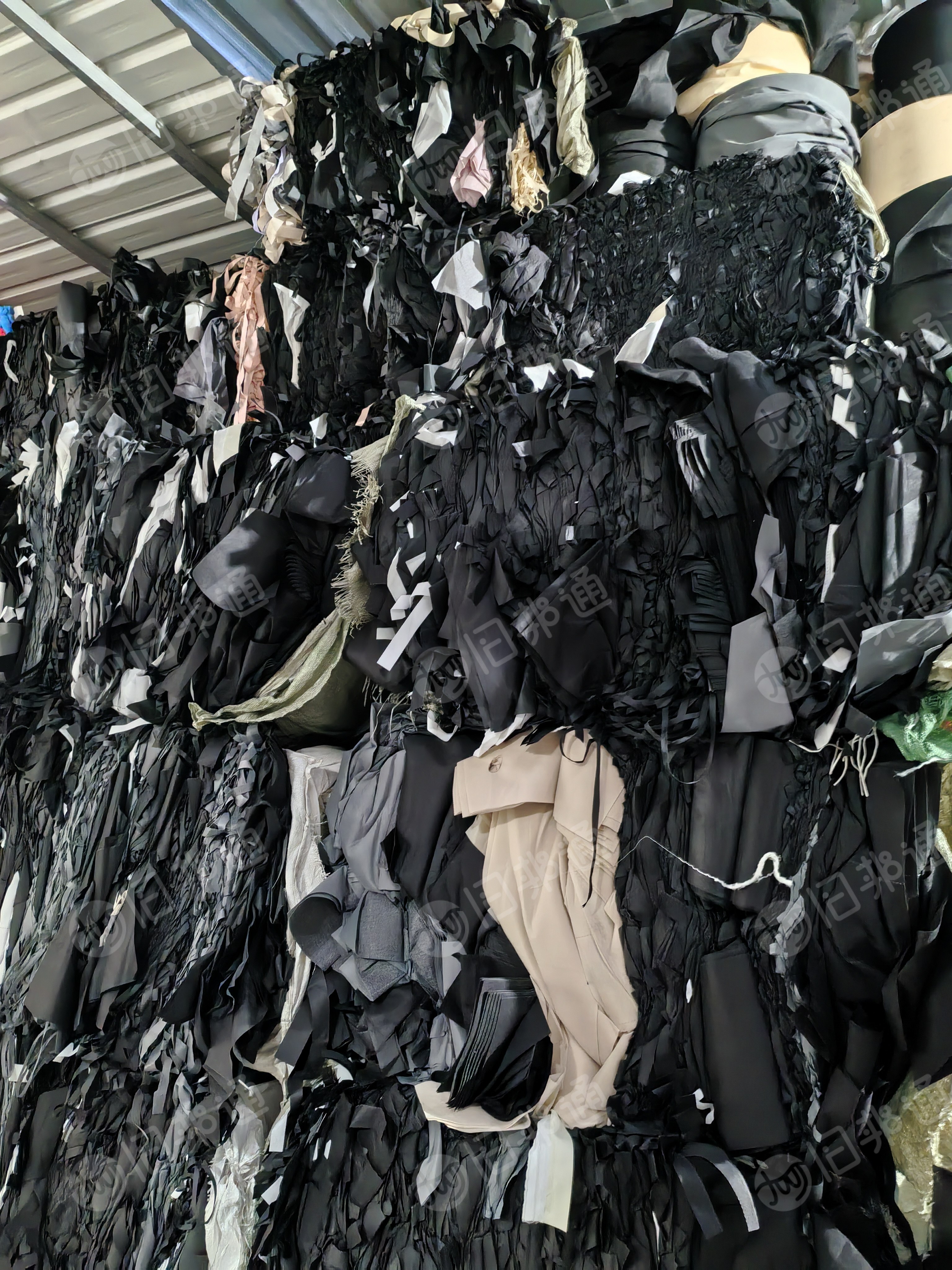 长期出售PP无纺布边角料，人工分拣过，打包机压块，能直接上机，白色的，彩色的都有