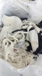 出售涤纶废布，摇粒绒边角料，绒布边角料，没有分拣，现货有十几吨，货在河北保定