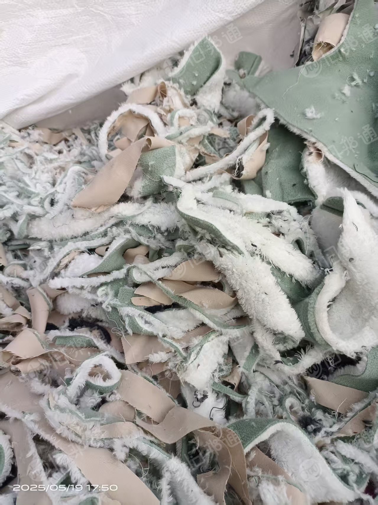 出售涤纶废布，摇粒绒边角料，绒布边角料，没有分拣，现货有十几吨，货在河北保定