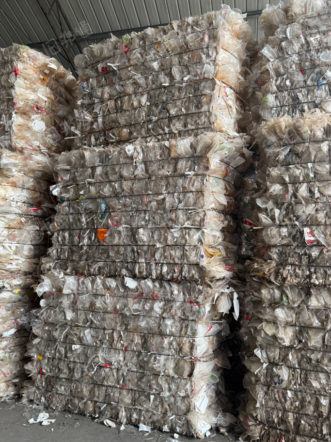 出售PP餐盒压块，里面有带一点奶茶杯，月供50/60吨