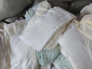 长期出售涤纶刀口布，家纺刀口布，宽度30公分以上，月供十几吨，货在河南商丘