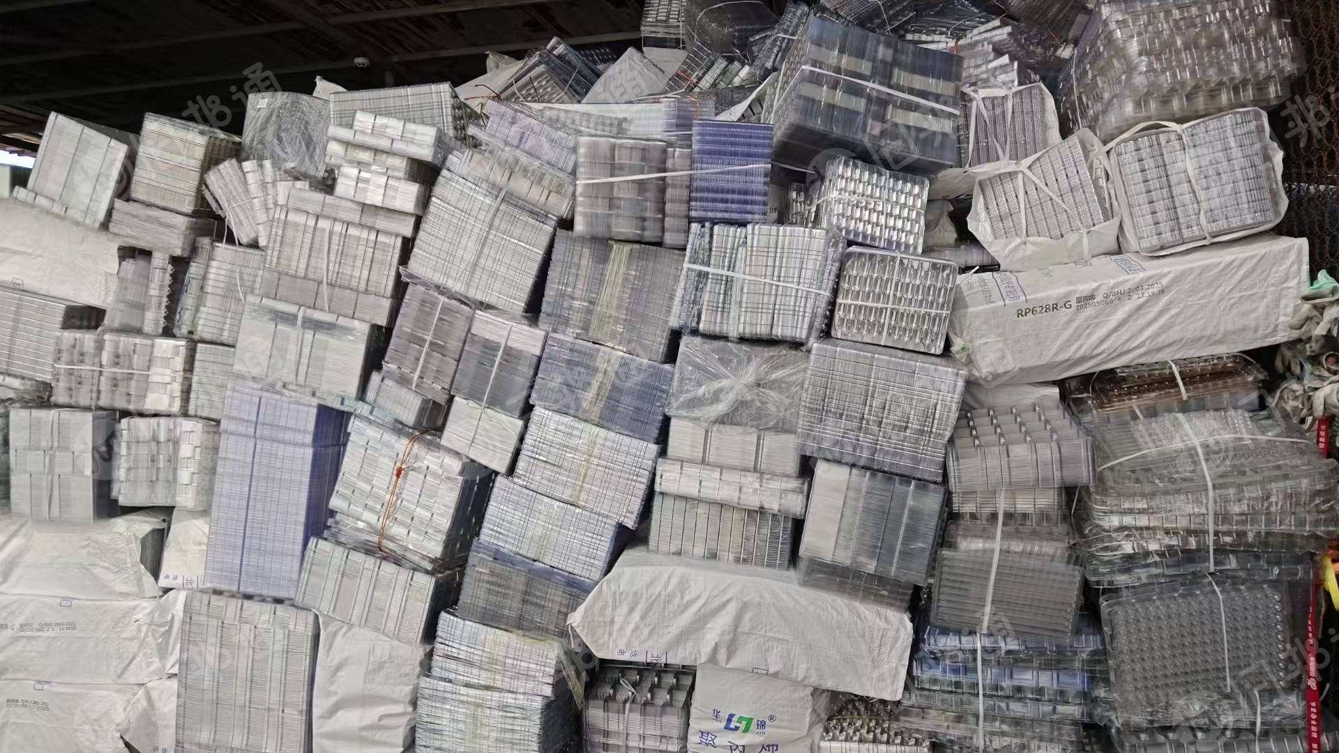 出售PET吸塑盒毛料，工厂下来的，现货8吨多，月供6-7吨