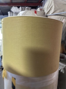 出售黄色的配比黏胶无纺布卷材，幅宽50厘米，平方克重60克