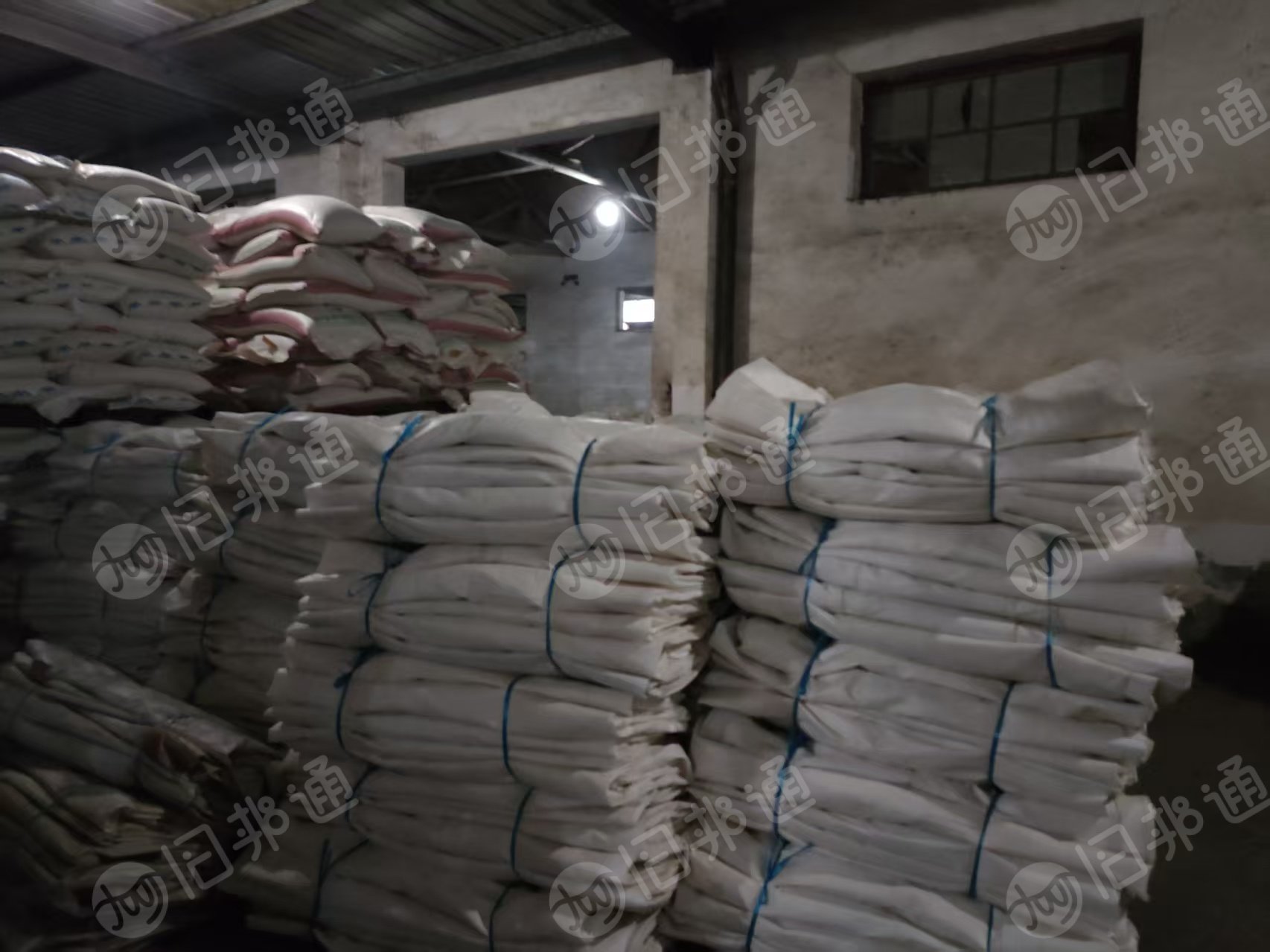 出售二手吨袋，一种装饲料的，还有一种装尿素的，规格是95*95*135，每个月2000条