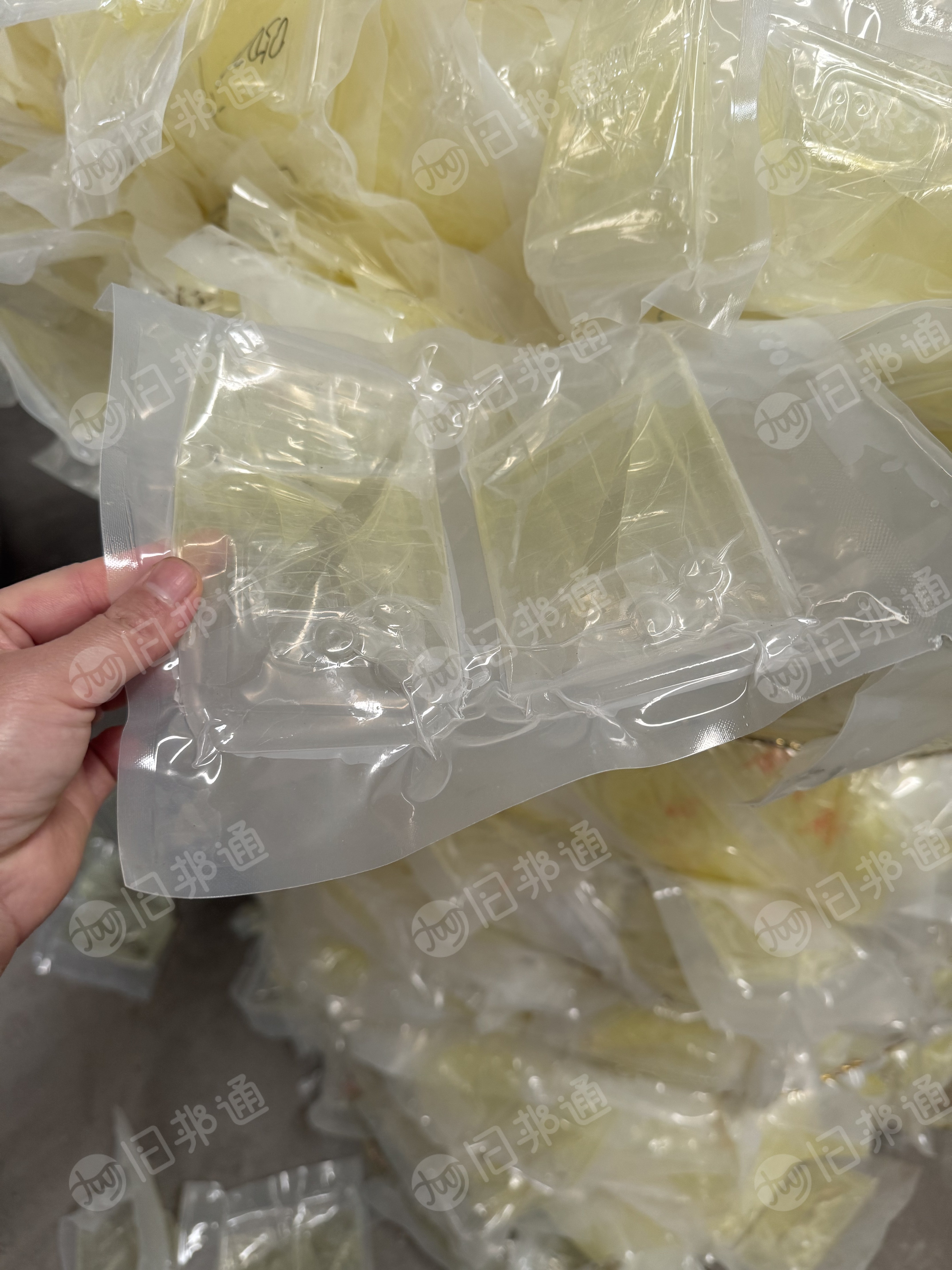 出售手机壳厂尼龙复高压膜废料，现货10吨，黄色部分有些带胶，有些没胶