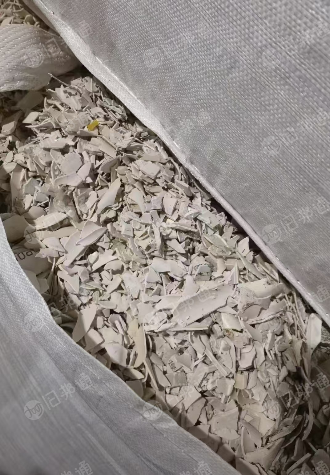 长期出售各种硬质PVC破碎料，PVC大小管破碎料，PVC扣板破碎料，PVC墙板破碎料等