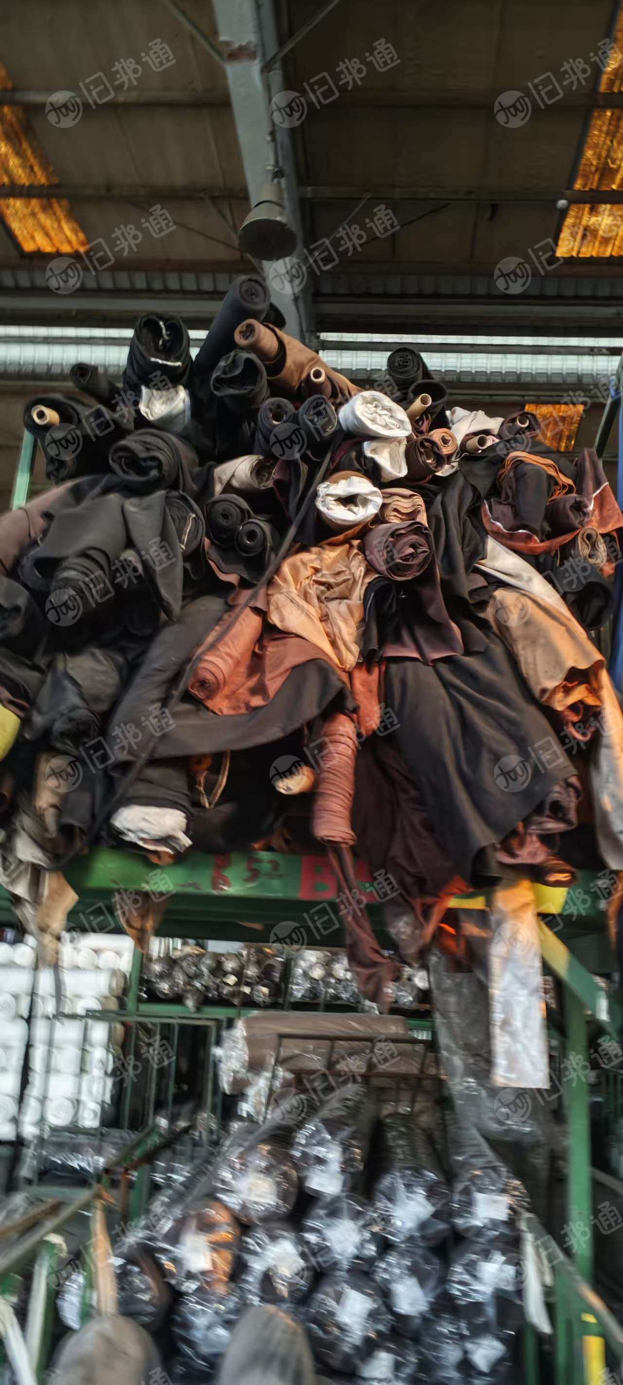 长期出售染厂下来的麂皮绒次品卷材布,麂皮绒布,涤纶布,氨纶都有,氨纶占4-5成,现货20多吨