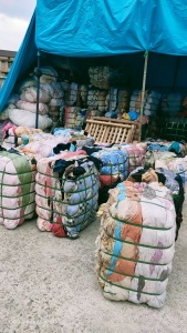 长期出售旧衣服黑料，黑料，鞋子都挑出来了，现货二十多吨