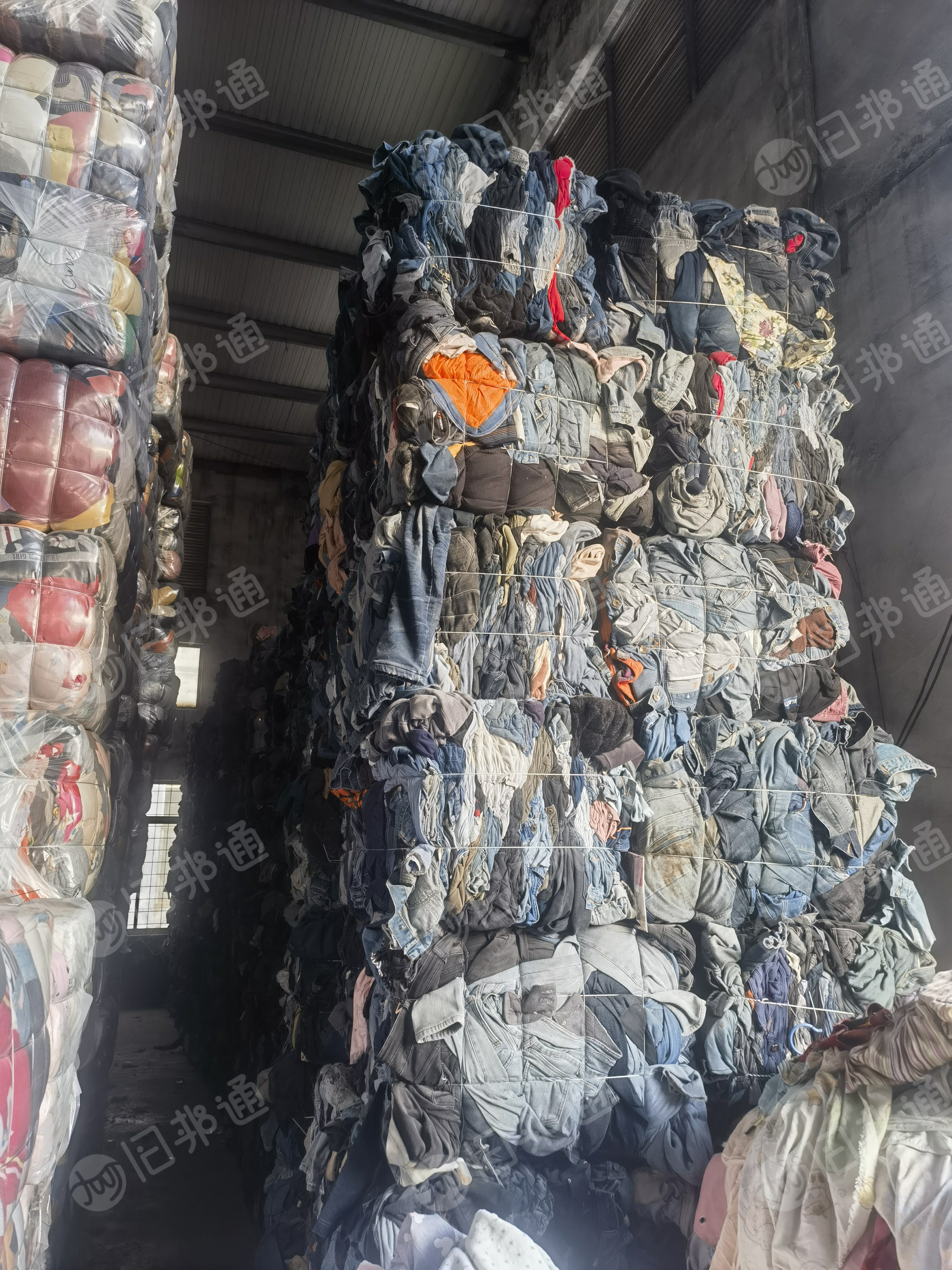 长期出售冬装厂下来的剪好拉链的牛仔裤,牛仔裤黑料,现货2个平板