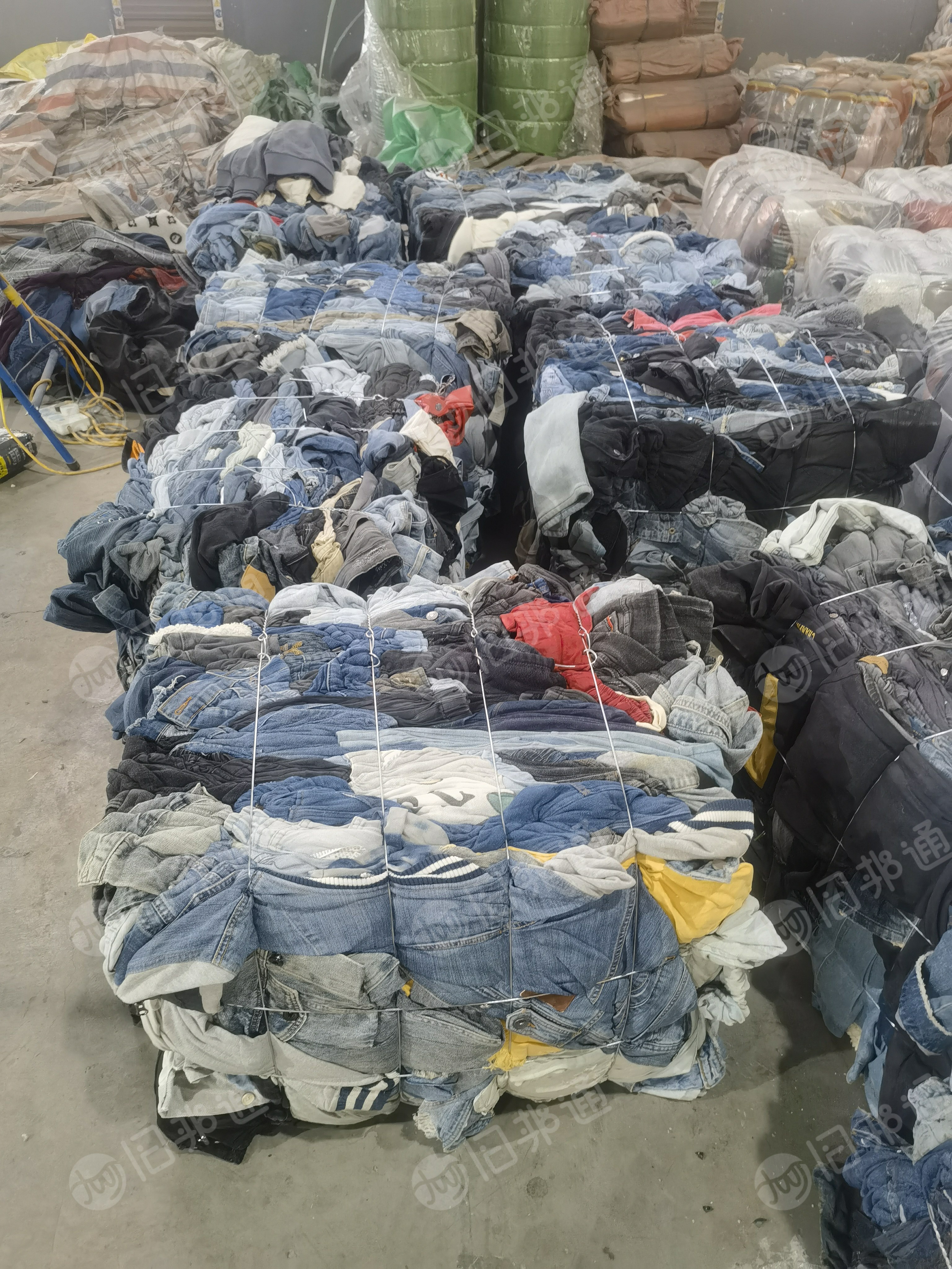 长期出售冬装厂下来的剪好拉链的牛仔裤,牛仔裤黑料,现货2个平板
