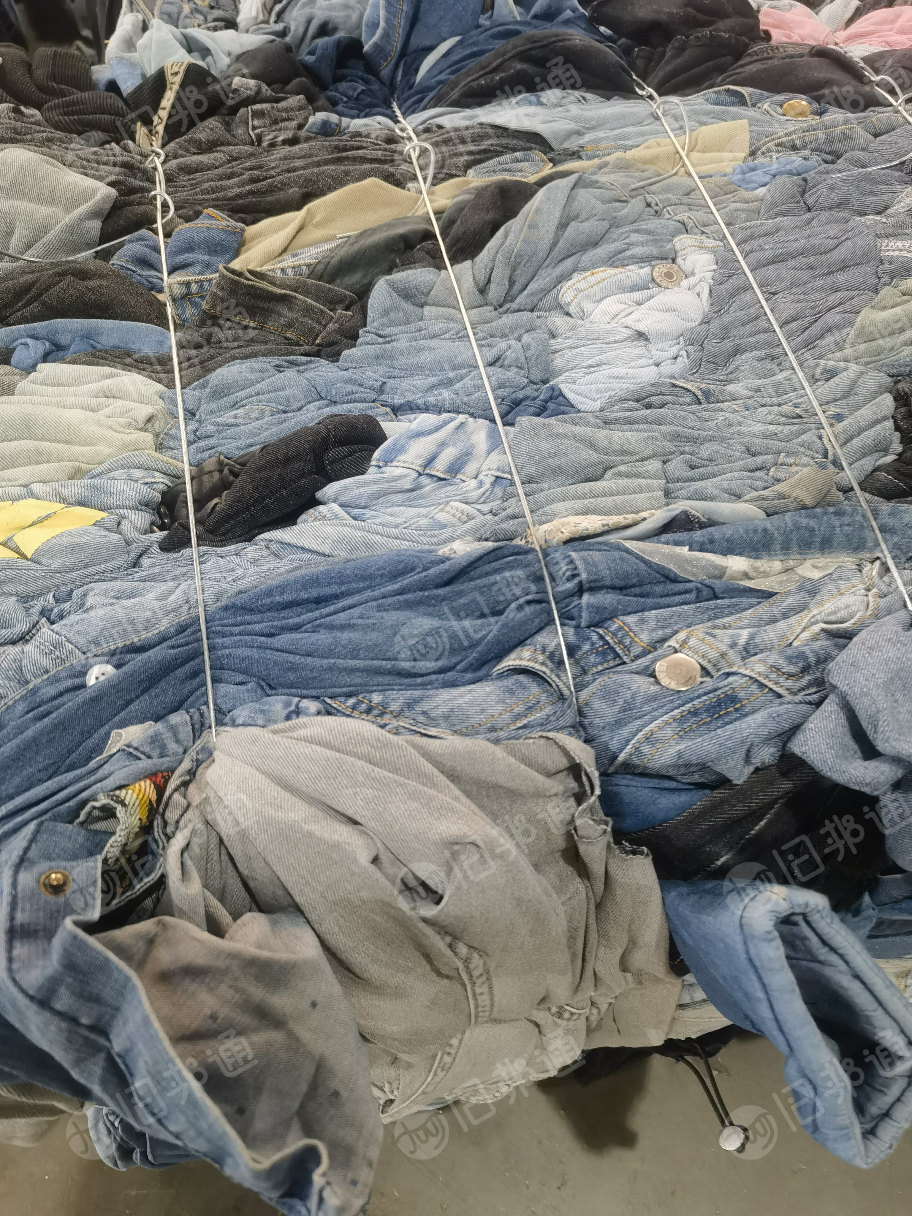 长期出售冬装厂下来的剪好拉链的牛仔裤，牛仔裤黑料，现货2个平板