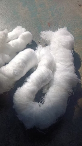 长期出售白色涤纶废丝，涤纶丝，可以造粒也可以开花，月供50-60吨，货在汕头