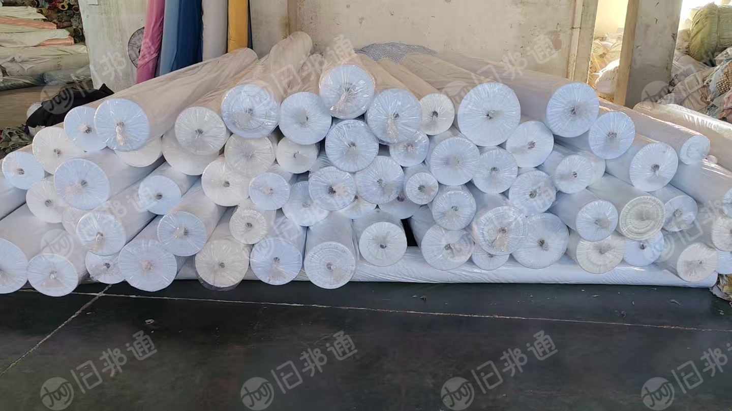 长期出售库存布化纤磨毛布，门幅2米4-2米85都有，克重80，现货10万米，货在浙江湖州