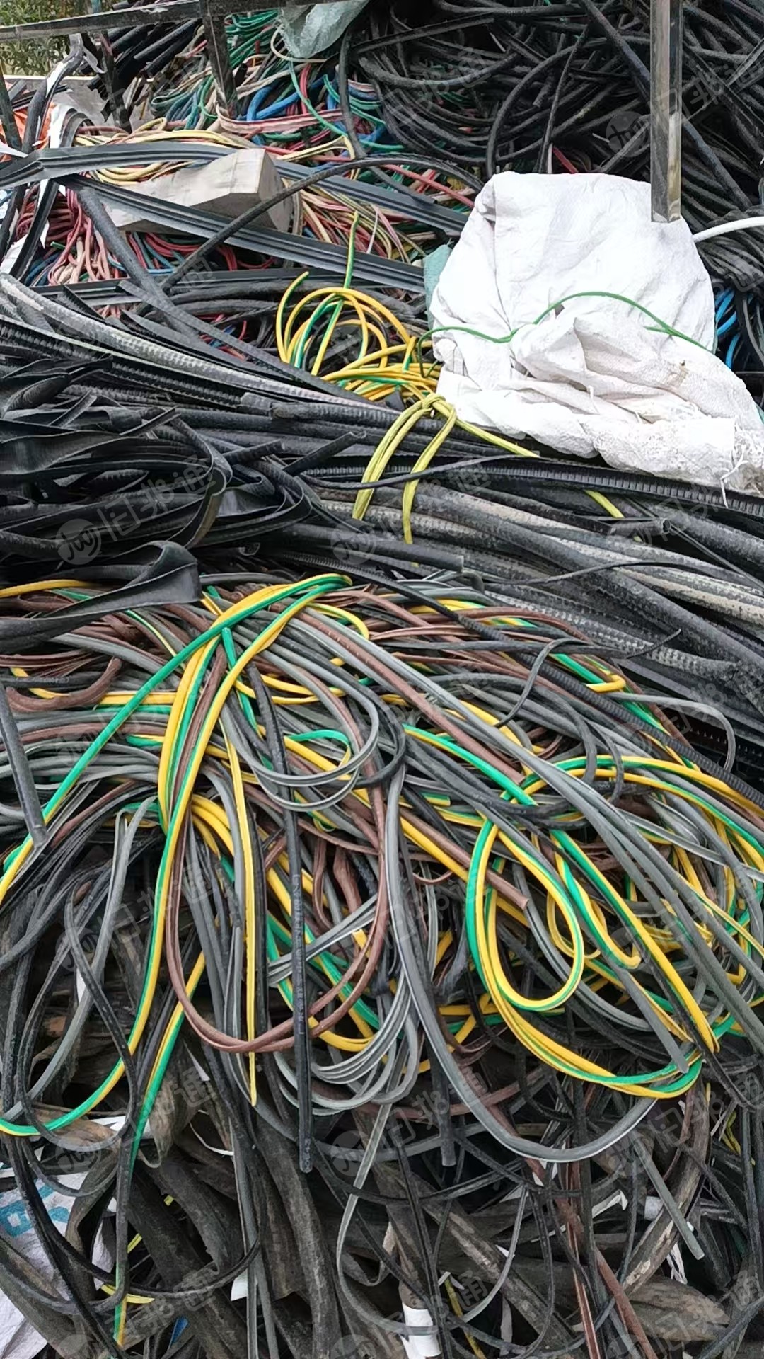 出售PVC电缆皮电线皮毛料，现货几吨