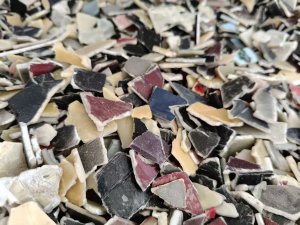 出售ABS摩托车破碎料，过盐水脱干水分无黑点 ，现货有30多吨 