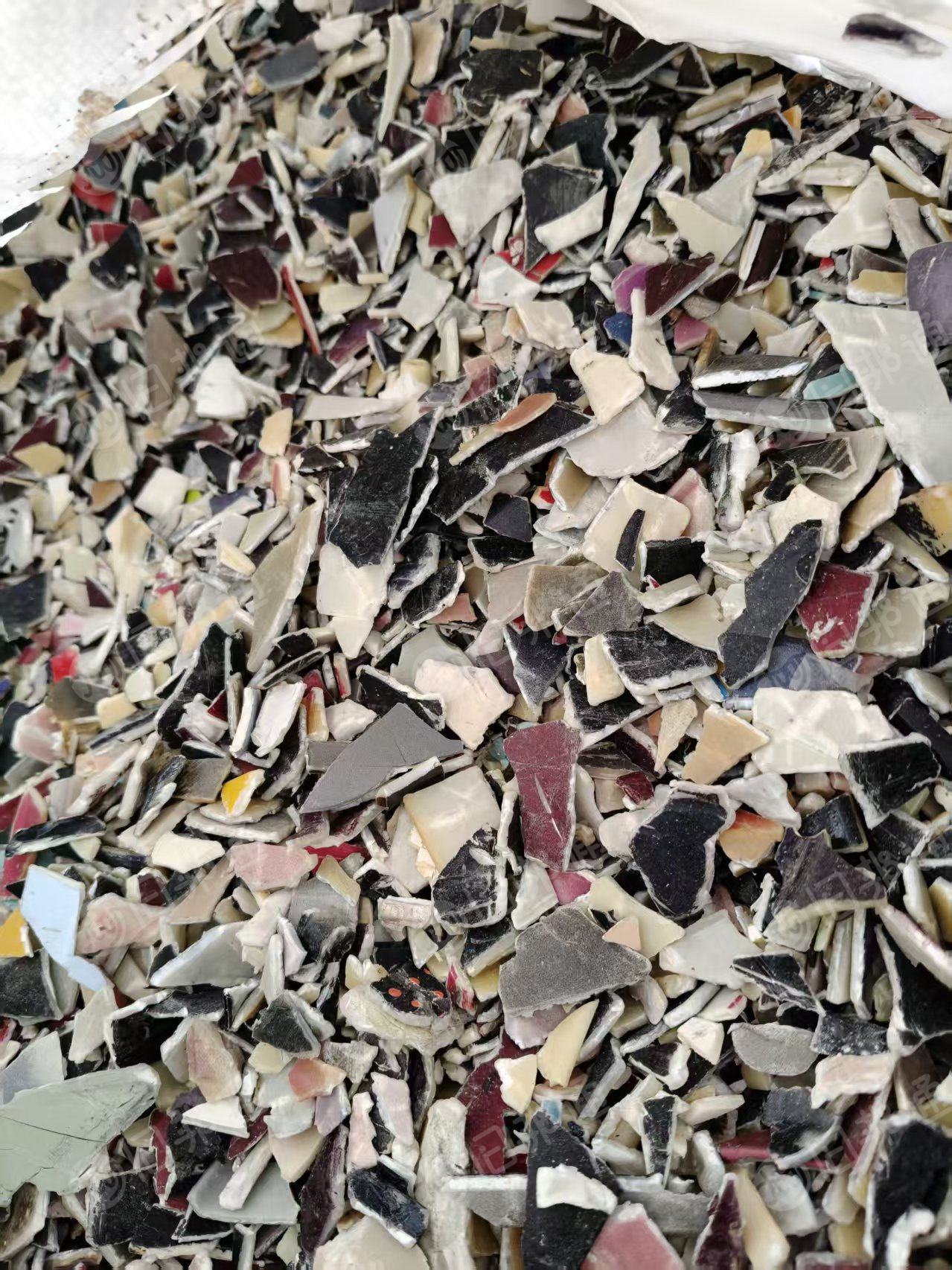 出售ABS摩托车破碎料，过盐水脱干水分无黑点 ，现货有30多吨 