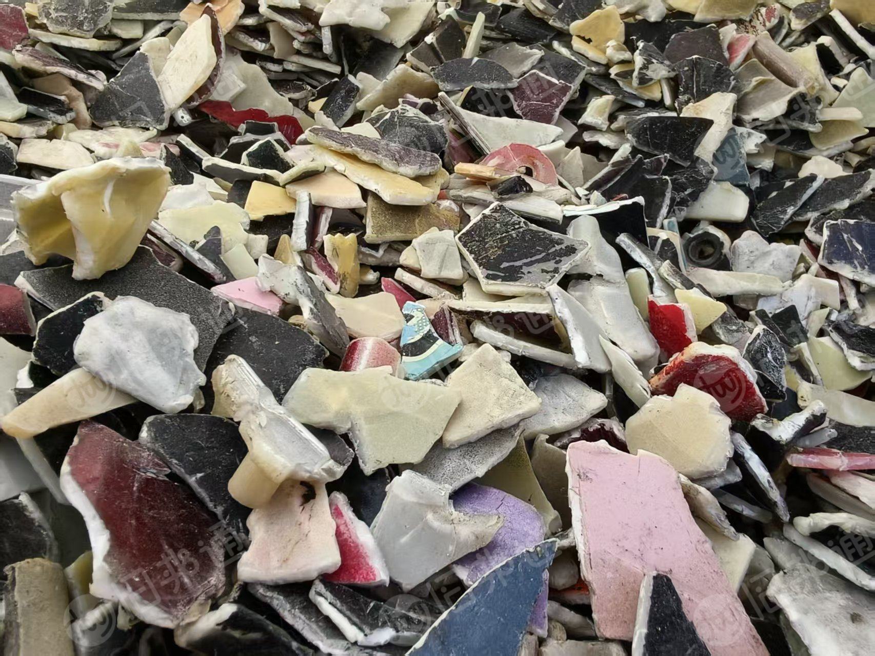 出售ABS摩托车破碎料，过盐水脱干水分无黑点 ，现货有30多吨 